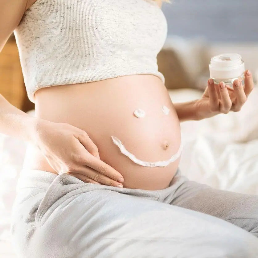 schwangere Frau die Creme benutzt