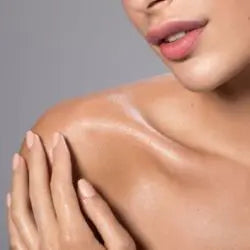 Close-up of a shoulder featuring smooth skin after applying bodylotion for hydration and glow.