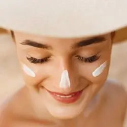 Frau mit Sonnenschutz Gesichtscreme auf der Haut, bereit für den Sonnenschutz, Die beste Sonnenschutz Gesichtscreme mit Anti-Falten Effekt!